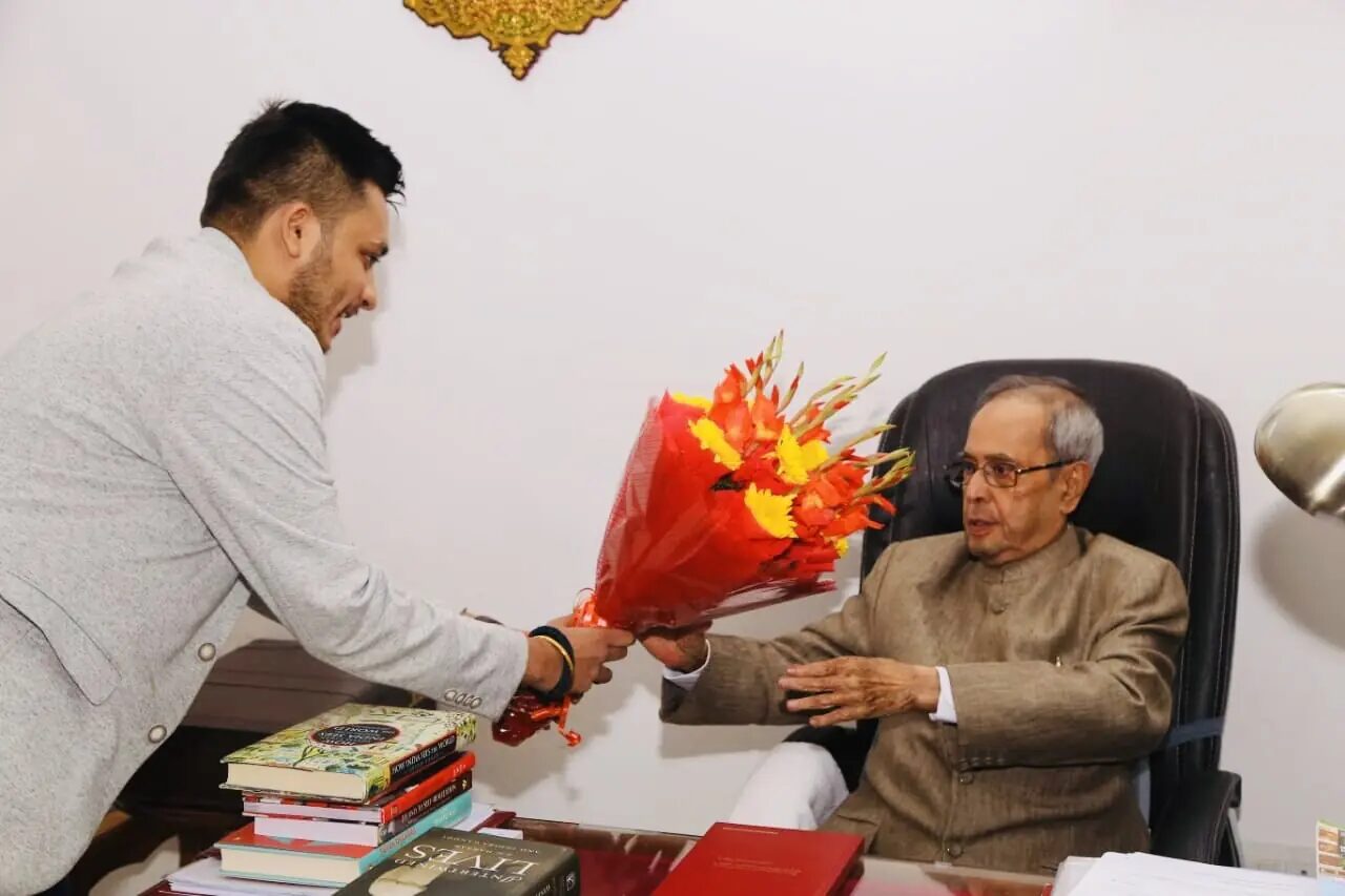 Nitish Jindal presenting a bouquet to former President of India Shri Pranab Mukherjee at his residence