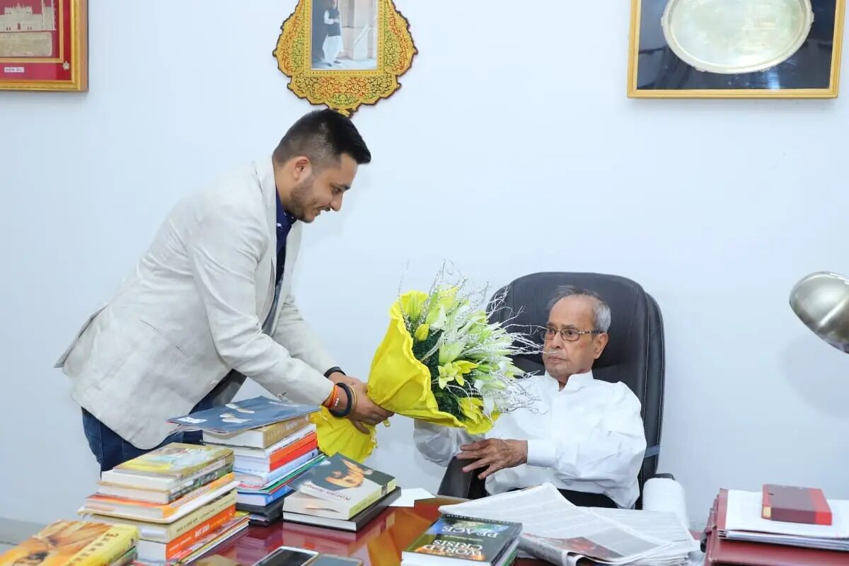 Nitish Jindal presenting a bouquet to former President of India Shri Pranab Mukherjee